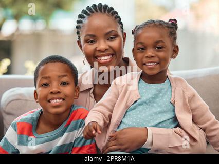 Sie sind mein Stolz und meine Freude. Eine junge Mutter verbringt Zeit mit ihren Kindern zu Hause. Stockfoto