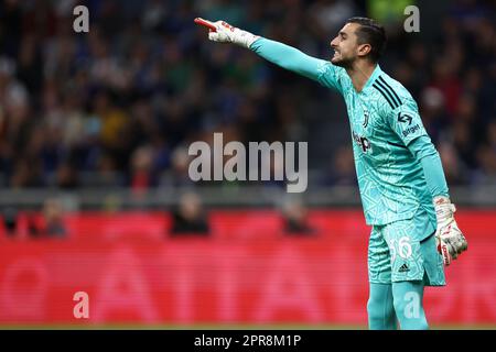 Mailand, Italien. 26. April 2023. Mattia Perin vom FC Juventus Gesten während des Halbfinalspiels der Coppa Italia auf der zweiten Etappe zwischen dem FC Internazionale und dem FC Juventus im Stadio Giuseppe Meazza am 26. April 2023 in Mailand, Italien . Kredit: Marco Canoniero/Alamy Live News Stockfoto