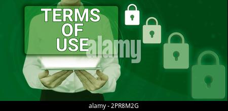 Handschriftliches Schild Nutzungsbedingungen. Internetkonzept etablierte Bedingungen für die Verwendung von etwas Richtlinien Vereinbarungen Frau mit Tablet präsentiert digitale Schlösser für den Netzwerkschutz. Stockfoto