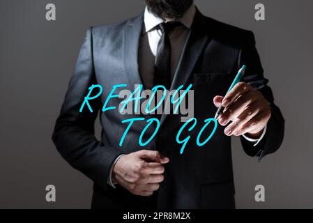 Textbeschriftung mit „Ready to Go“. Konzeptfoto sind Sie vorbereitet für die zukünftige Reise Mission Start Business man Hold Pen und präsentieren wichtige Informationen. Stockfoto