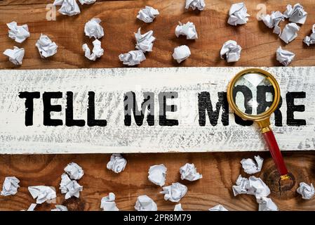 Textbeschriftung mit Präsentation von „Tell Me More“. Konzeptfoto Ein Anruf zum Einstieg in ein Gespräch Wissensaustausch wichtige Ideen zu einem Stück Holz mit einer Lupe und Papier umwickelt. Stockfoto