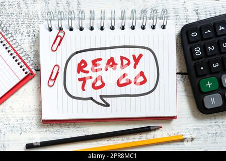 Schreiben mit Anzeige von „Ready to Go“-Text. Geschäftsübersicht sind Sie auf die zukünftige Reise vorbereitet Start Speech Bubble with New Messages Writed on Notebook on Floor? Stockfoto