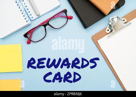 Rewards-Karte mit handschriftlichem Text. Business Concept Help Sammeln Sie Cash Points Meilen aus dem täglichen Einkauf Incentives Blitzlehrer Bürobedarf, Lehrersammlungen, Schreibwerkzeuge Stockfoto