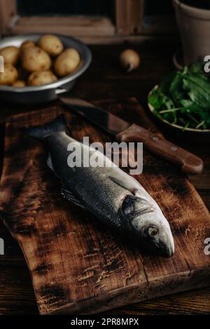 Meeresbarsch, bereit zum Kochen mit Kartoffeln und Kräutern Stockfoto