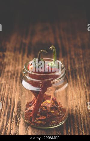 Zwei getrocknete rote Chilischoten im Glas Stockfoto