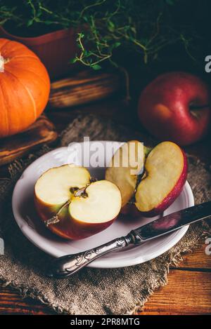 Zwei Hälften Roter Apfel auf weißem Teller Stockfoto