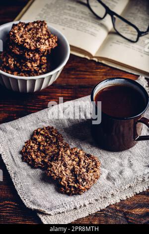 Banana Haferflocken Kekse mit Kaffee Stockfoto