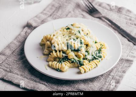 Fusilli Pasta mit Spinat und Ricotta Stockfoto
