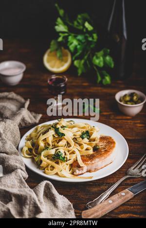 Schweinekotelett Steak mit Pasta Stockfoto