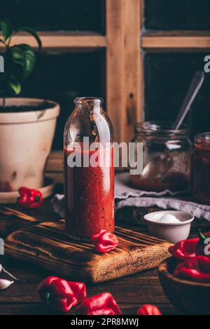 Zubereitung von heißer Chilisauce mit Habanero Peppers, verkohlten Paprika und Tomaten Stockfoto