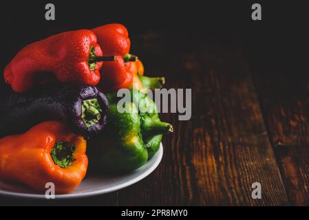 Frische Paprika auf Platte Stockfoto