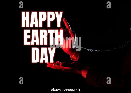 Textüberschrift präsentiert Happy Earth Day. Internet Concept Worldwide Celebration of ecology environment preservation Business man zeigt mit einem Finger auf wichtige Infortmationen. Stockfoto