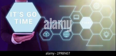 Konzeptüberschrift IT S is Go Time. Konzeptfoto Ein Zeitraum, in dem die zugewiesenen Aufgaben ausgeführt werden. Bringen Sie es auf die Dame im Anzug, die einen Stift hält, um erfolgreiche Teamarbeit zu symbolisieren. Stockfoto