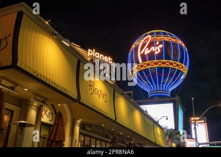 Der berühmte Pariser Heißluftballon, Alexxa's Restaurant und Planet Hollywood auf dem Las Vegas Strip in der Nähe des Paris Las Vegas Hotels und Casino in Las Vegas. Stockfoto