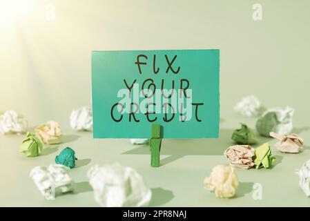 Konzeptionelle Darstellung Gutschrift korrigieren. Internetkonzept: Halten Sie Ihre Kontostände bei Kreditkarten und anderen Krediten niedrig. Wichtige Mitteilung auf einem mit Clip abgeschnittenen Blatt Papier. Stockfoto