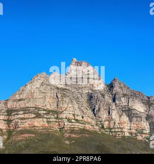 Ein malerischer Landschaftsblick auf den Tafelberg in Kapstadt, Südafrika, vor einem blauen Hintergrund von unten. Ein Panoramablick auf ein Wahrzeichen und berühmtes Reiseziel mit Copyspace Stockfoto