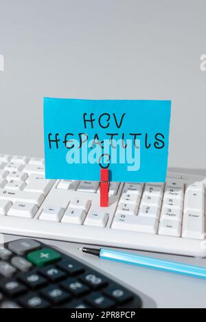 Textzeichen mit HCV Hepatitis C. Geschäftsidee Lebererkrankung durch ein Virus verursacht schwere chronische Erkrankung wichtige Mitteilung auf einem Stück Papier mit Clip dargestellt. Stockfoto