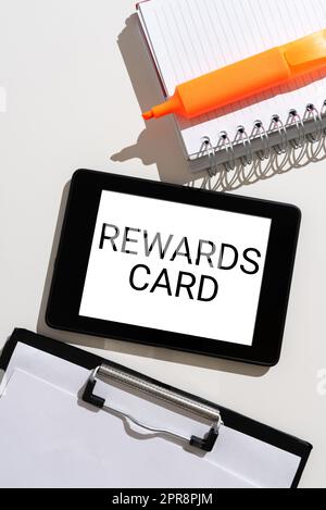 Unterschreiben Sie mit der Rewards-Karte. Business Showcase Hilfe Sammeln Sie Meilen für den täglichen Kauf von Incentives Tablet mit wichtiger Nachricht zwischen Zwischenablage, Notizbuch und Marker. Stockfoto