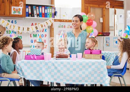 Jedes Kind in der Klasse bekommt eine Party an ihrem Geburtstag. Ein Vorschulkind feiert einen Geburtstag in der Klasse. Stockfoto