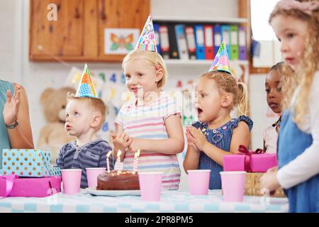 Jeder liebt Klassenfeiern. Ein Vorschulkind feiert einen Geburtstag in der Klasse. Stockfoto