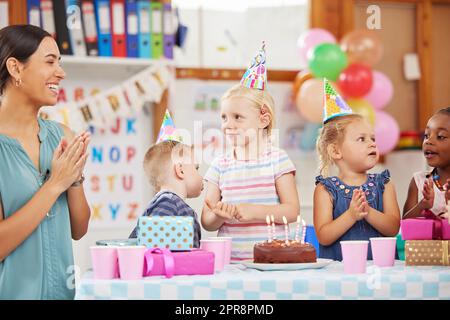 Ich feiere meinen Geburtstag mit der Klasse. Eine Vorschule Kinder feiern einen Geburtstag in der Klasse. Stockfoto