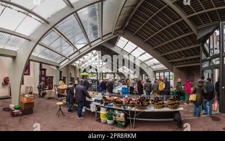 Jour de marché dominical sous la halle couverte Stockfoto