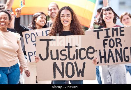 Eine Gruppe junger Menschen, die für LGBTQ-Rechte protestieren, kann nicht auf den Rücken gekehrt werden. Stockfoto