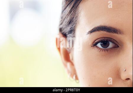 Im Leben geht es darum, den tieferen Sinn zu sehen. Nahaufnahme einer jungen Frau, die vor ihr starrt. Stockfoto