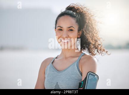 Fitness ist eine Wahl, die ich jeden Tag trete. Beschnittenes Porträt einer attraktiven jungen Sportlerin, die im Freien trainiert. Stockfoto