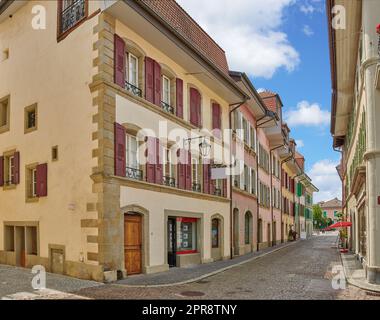 Blick auf alte Gebäude in einer historischen Stadt mit mittelalterlicher Architektur und einem wolkigen blauen Himmel in Annecy, Frankreich. Wunderschöne Landschaft einer leeren Stadt mit Häusern oder Häusern Stockfoto