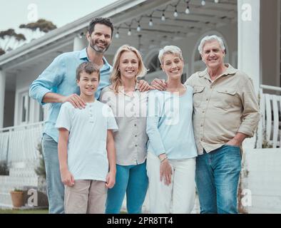 Es gibt immer etwas zu dankbares. Eine Familie, die zu Hause Zeit miteinander verbringt. Stockfoto