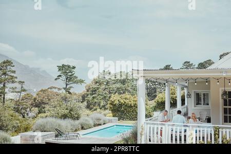 Die Stunde des Abendessens ist heilig. Eine Familie, die zu Hause auf der Veranda zu Mittag gegessen hat. Stockfoto