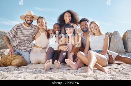 Chillen am Strand mit ein paar engen Freunden. Eine Gruppe von Freunden genießen ihre Zeit zusammen am Strand. Stockfoto