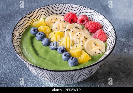 Schüssel mit Avocado-Spinat-Smoothie Stockfoto