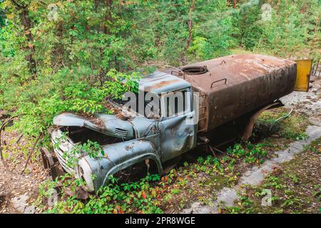 Altes verlassenes Auto in Pripyat Ukraine Stockfoto
