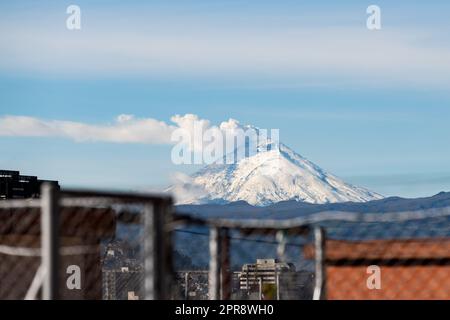 Ausbruch des Vulkans Cotopaxi mit Asche- und Dampfwolke aus Quito, Ecuador. Stockfoto