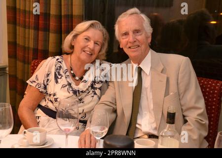 Linda und Michael Knowles nehmen an der DAAS-Mitgliedermahlzeit im Bell Hotel in Thetford, Norfolk Teil Stockfoto