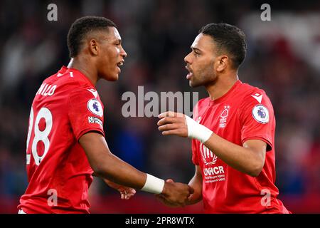 Renan Lodi vom Nottingham Forest feiert mit Danilo vom Nottingham Forest, nachdem er am Mittwoch, den 26. April 2023, beim Premier League-Spiel zwischen Nottingham Forest und Brighton und Hove Albion im City Ground in Nottingham ein Tor auf 1-1 erzielte. (Foto: Jon Hobley | MI News) Guthaben: MI News & Sport /Alamy Live News Stockfoto