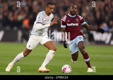 London Stadium, London, Großbritannien. 26. April 2023. Premier League Football, West Ham United gegen Liverpool; Joel Matip von Liverpool gegen Michail Antonio von West Ham United Credit: Action Plus Sports/Alamy Live News Stockfoto