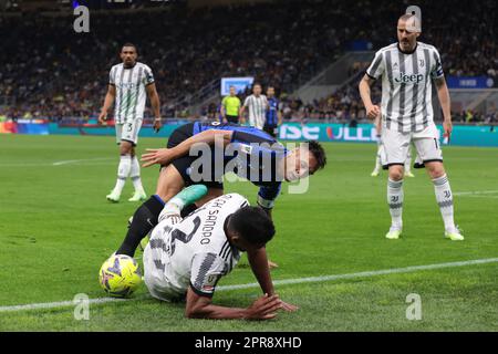 Mailand, Italien, 26. April 2023. Leonardo Bonucci aus Juventus sieht aus, wie Lautaro Martinez vom FC Internazionale während des Spiels Coppa Italia in Giuseppe Meazza in Mailand mit Alex Sandro aus Juventus zusammenstößt. Der Bildausdruck sollte lauten: Jonathan Moscrop/Sportimage Stockfoto