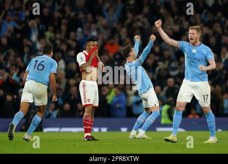 Die John Stones von Manchester City (zweite rechts) feiert das zweite Tor ihrer Seite des Spiels, während Arsenals Gabriel Jesus während des Premier League-Spiels im Etihad Stadium in Manchester niedergeschlagen ist. Bilddatum: Mittwoch, 26. April 2023. Stockfoto