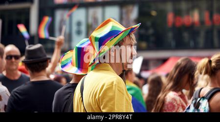 PRAG, TSCHECHISCHE REPUBLIK - 13. AUGUST 2022: LGBT-Männer mit bunten Regenbogenhüten während Schwulenstolz Stockfoto