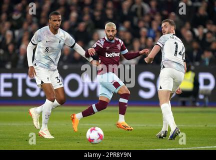 Joel Matip von Liverpool, Said Benrahma von West Ham United und Jordan Henderson von Liverpool (links-rechts) in Aktion während des Premier League-Spiels im London Stadium. Bilddatum: Mittwoch, 26. April 2023. Stockfoto