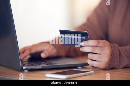 Eine Geschäftsfrau, die Online-Zahlungen auf ihrem Laptop abgibt. Stockfoto