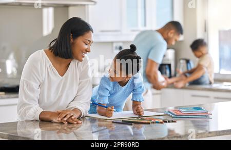 Mache ich es richtig. Eine junge Mutter hilft ihrer Tochter bei Hausaufgaben zu Hause. Stockfoto