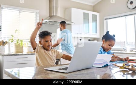 Sie können von überall lernen. Ein kleiner Junge in einem virtuellen Kurs mit einem Laptop zu Hause. Stockfoto