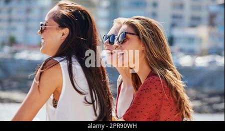 Verbringen Sie Zeit mit den Menschen, die sie lieben. Drei beste Freunde genießen die Sonne zusammen. Stockfoto