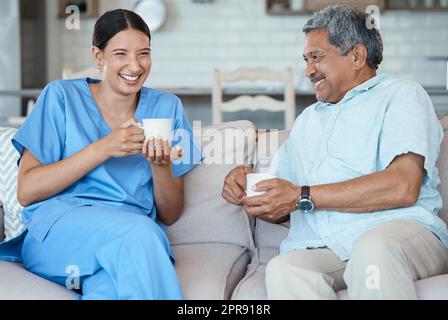 Der Besuch ihrer Patienten gehört nicht zu ihrer Berufsbeschreibung. Ein gutaussehender älterer Mann und seine Krankenschwester im Altersheim. Stockfoto