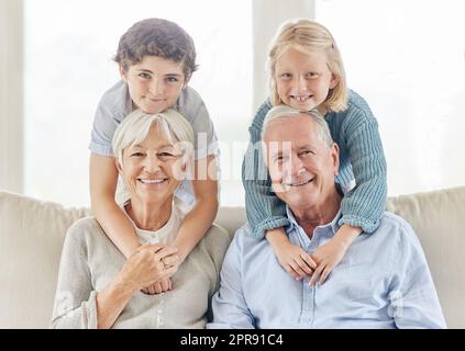 Zählen Sie unsere Segnungen. Ein reifes Paar, das sich mit ihren Enkeln zu Hause freundet. Stockfoto