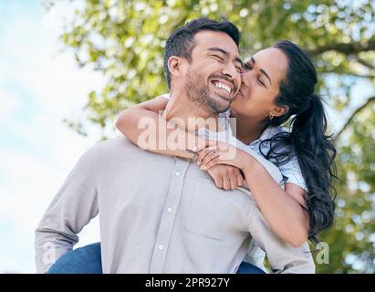 Ich bin gesegnet, dich in meinem Leben zu haben. Ein junges Paar verbringt Zeit zusammen im Freien. Stockfoto